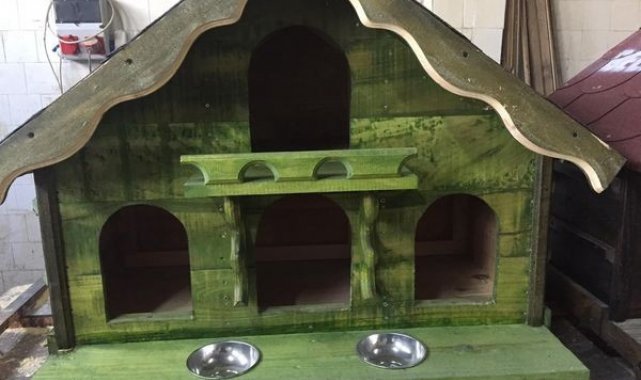 Kedilerin kışı geçireceği kulübeleri mahallelere dağıtılıyor