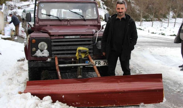 Kendi yaptığı kar küreme aracıyla mahallenin yollarını açtı