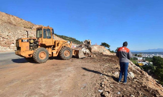 Kepez Fatin Gökmen Caddesi'nde taş duvar çalışması