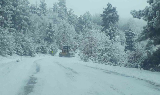 Kepsut'ta kar yağışı etkisini artırdı