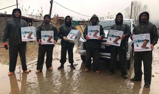 Kereviz yıkayan tarım işçilerine çizme hediye etti