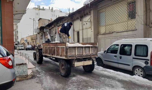 Kilis'te buzlanan yollara tuzlu önlem