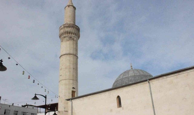 Kilis'te roketlerin hedefi olan camide saldırının izleri silindi