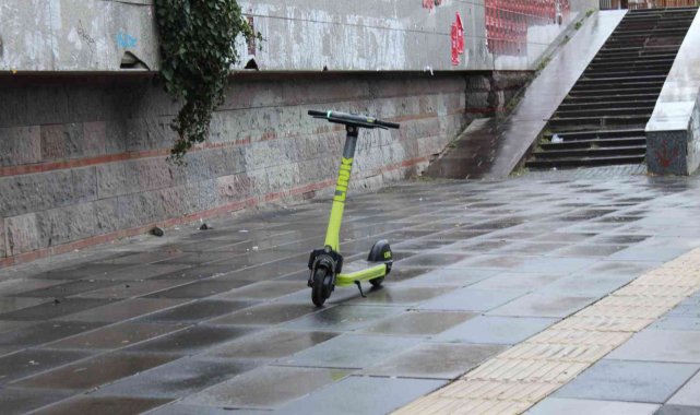 Kilitlenmeden park edilebilen e-skuterler kaldırımlarda tehlike saçıyor