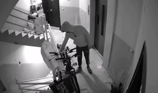 Kilitli bisikletleri çalmak istedi, açılan kapı tüm planlarını bozdu