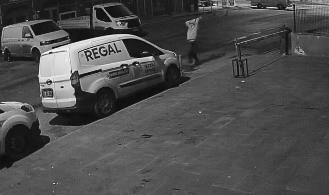 Kimse ne yaptığına anlam veremedi, taşla arabaların camını kırdı