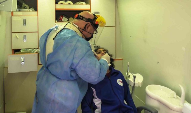 Kır Çiçekleri'nin kız çocukları diş kontrolünden geçti