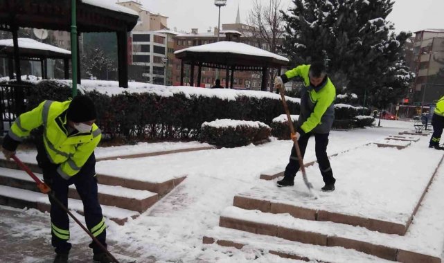 Kırıkkale Belediyesi&#039;nin kar mesaisi sürüyor