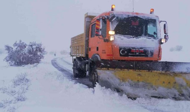 Kırıkkale&#039;de karın kapattığı 21 köy yolu ulaşıma açıldı