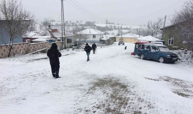 Kırklareli'nde kar yağışı etkili oluyor