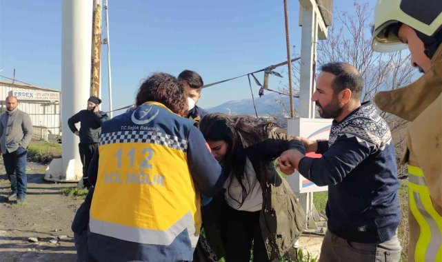 Kırmızı ışıkta duran araca çarptı, 3 İranlı yaralandı