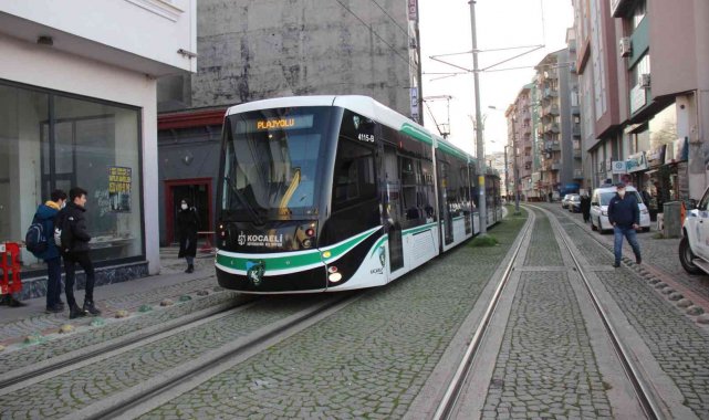 Kırmızı ışıkta geçen otomobil, tramvaya böyle çarptı