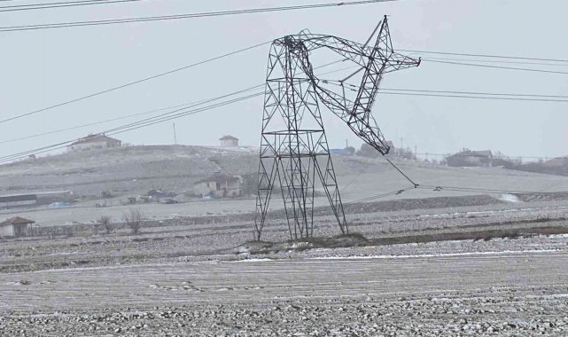 Kırşehir&#039;de şiddetli rüzgar gerilim hattı direklerini eğdi