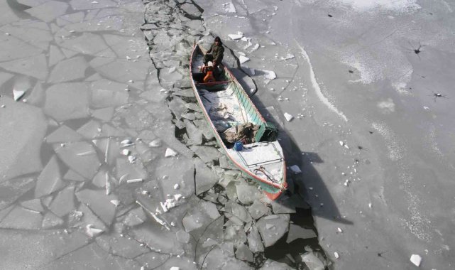 Kıyıları donan Beyşehir Gölü'nde balıkçıların zorlu ekmek mücadelesi sürüyor