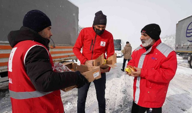 Kızılay ekipleri yollarda mahsur kalan mağdurların yardımına koşuyor