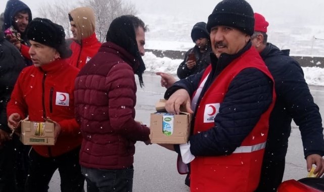 Kızılay TAG otobanında mahsur kalan vatandaşlara kumanya dağıttı