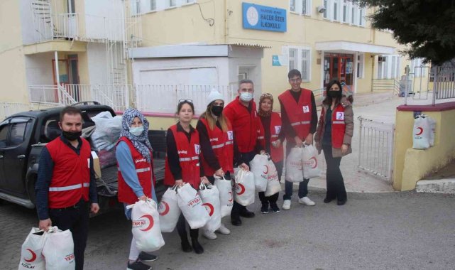 Kızılay&#039;dan 50 öğrenciye bot ve mont
