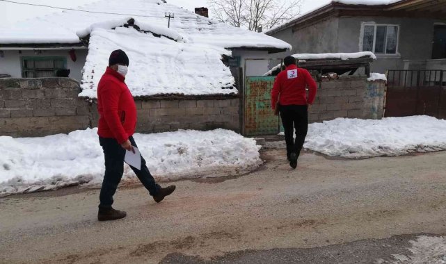 Kızılay'dan ihtiyaç sahiplerine giyim ve gıda yardımı
