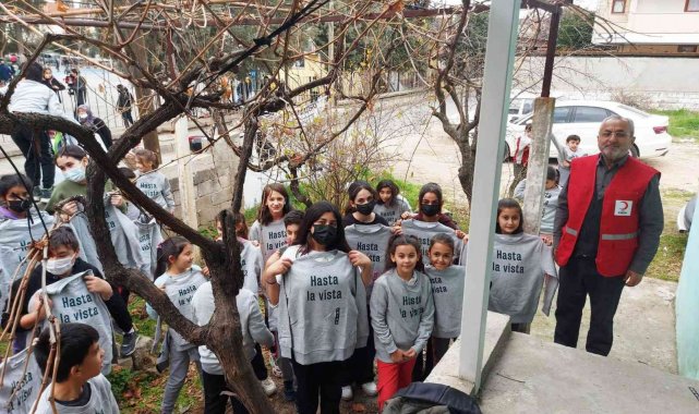 Kızılay'dan öğrencilere giyim yardımı