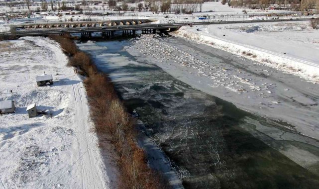 Kızılırmak'ın yüzeyi buzla kaplandı