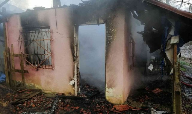 Kocaeli'de ahşap evde yangın çıktı