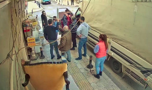 Koltuk döşemecisi ile nakliyeci arasındaki tartışma testereli sopalı kavgaya dönüştü