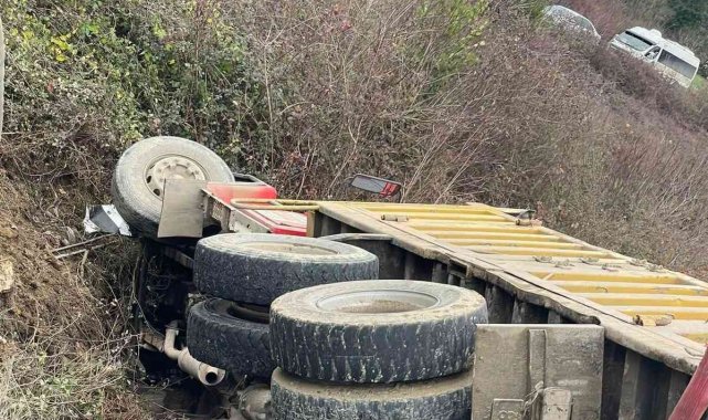 Kontrolden çıkan kamyon boş araziye devrildi