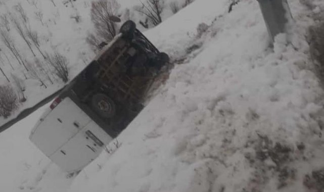 Kontrolden çıkan minibüs şarampole yuvarlandı