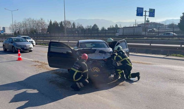 Kontrolden çıkan otomobil bariyere vurup savruldu