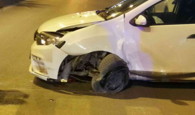 Kontrolden çıkan otomobil refüje çarptı: 1 Yaralı