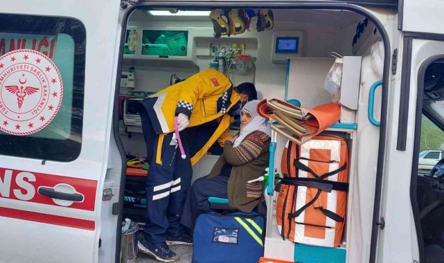 Kontrolden çıkan otomobil tarlaya yuvarlandı: 4 yaralı