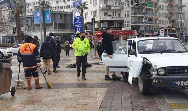 Kontrolden çıkan otomobil trafik ışıklarına çarparak durabildi