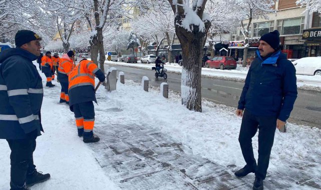 Konya Büyükşehir 31 ilçede yolları açık tutmak için yoğun mesai harcıyor