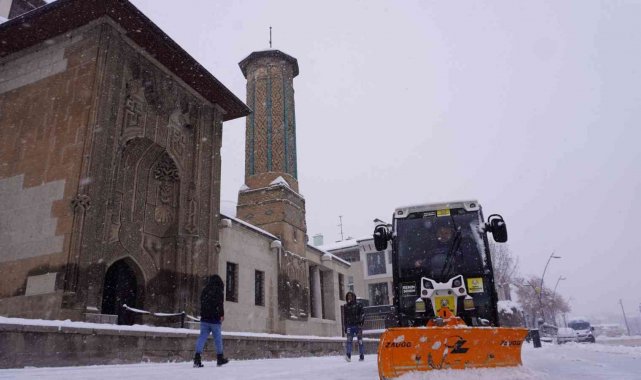 Konya Büyükşehir kar ve buzlanmaya karşı 31 ilçede görev başında