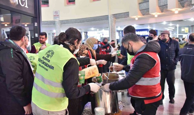 Konya Büyükşehir soğuk havada bekleyen yolcuların içini ısıttı