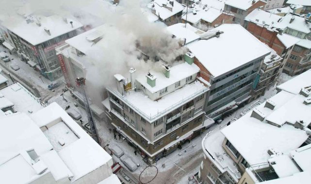 Konya'da apartmanın çatı katında yangın
