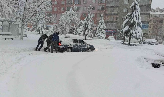 Konya&#039;da kar yağışı hayatı olumsuz etkiliyor