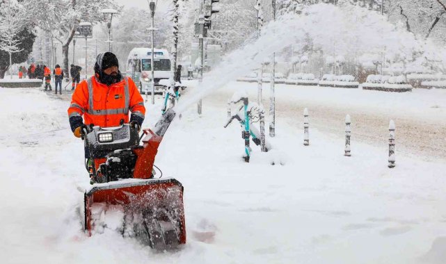 Konya'da karla mücadele devam ediyor
