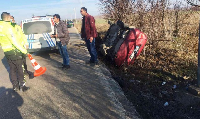 Konya'da kontrolden çıkan otomobil devrildi: 4 yaralı