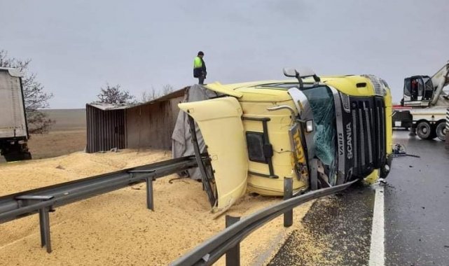 Konya'da mercimek taşıyan tır devrildi: 1 yaralı