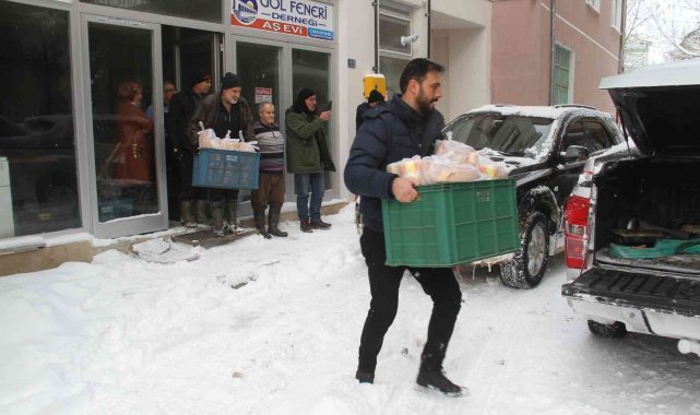 Konya'da sıcak aş bekleyenlerin yardımına off-road pilotları yetişti
