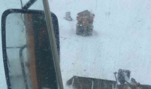 Kop dağında kar ve tipi ulaşımı olumsuz etkiliyor