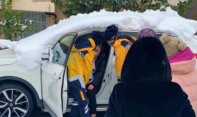 Kopan elektrik teli 4 dairede yangın çıkardı