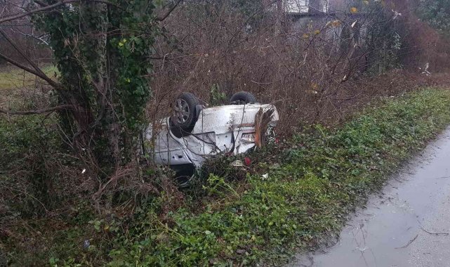 Köpeğe çarpmamak için direksiyonu kırınca takla attı: 4 yaralı