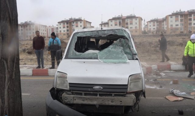 Köpeklere çarpmamak için manevra yaptı, kamyonet yan yattı: 6 yaralı