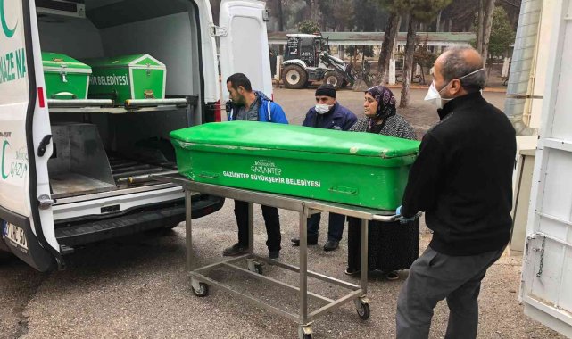 Köpekleri uzaklaştırmak isterken 5 yaşındaki kardeşini vurdu