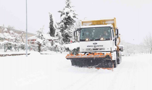 Körfez Belediyesi, kar temizleme çalışmalarına devam ediyor