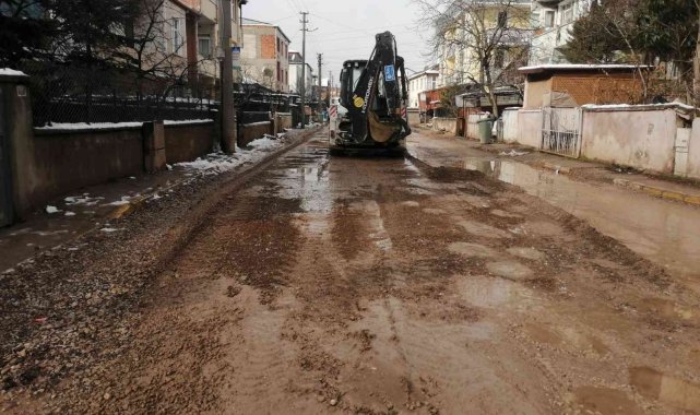 Körfez'de bozulan yollara müdahale