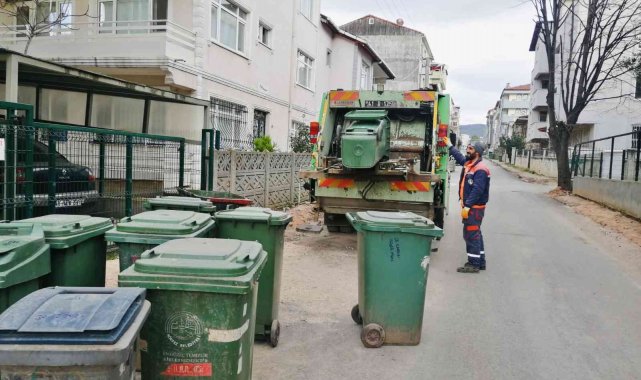 Körfez'de çöp konteynırları temizleniyor