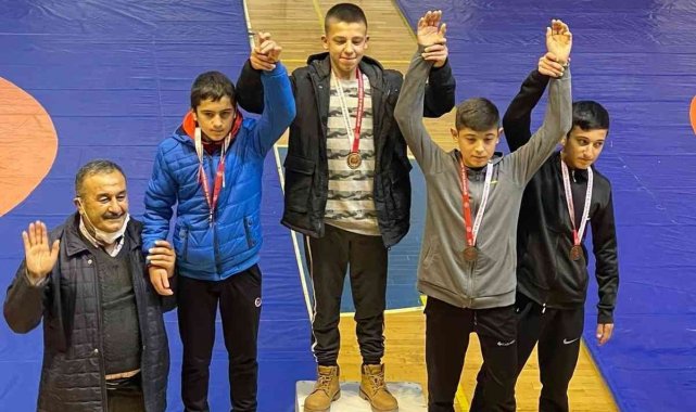 Korkutelili güreşcilerin başarısı